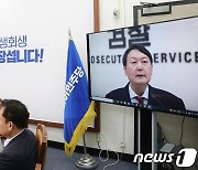 이재명 대표, 尹 대통령의 검찰총장 시절 특활비 관련 영상 시청