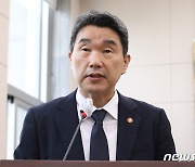 현안보고하는 이주호 부총리