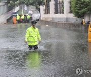 中 푸젠성 상륙한 태풍 '독수리'…72만명 피해