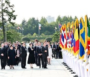 [UNFORGOTTEN HEROES] Yoon pays respects to war dead at UN memorial cemetery