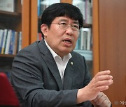 與 금융통 윤창현, 野 대출금리 개입에 "금융을 복지로 혼동"[이런반박]