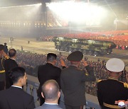 김정은, 열병식 개최...‘북한판 글로벌호크·리퍼’ 시위비행