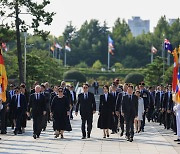 유엔군 위령탑으로 향하는 윤 대통령 내외