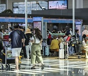 여름 휴가철 맞은 공항