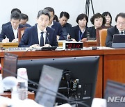 국회 교육위 출석한 이주호 부총리와 조희연 교육감