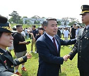 국방장관 주관 첫 부사관 임관식…"군 복무 자긍심 높일 것"