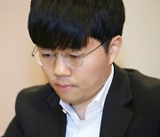 신민준, ‘천적’ 신진서 잡고 국수산맥배 정상