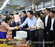 자갈치 상인들과 인사하는 윤석열 대통령 내외