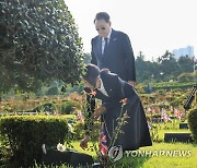 윤석열 대통령 내외, 유엔기념공원 제임스 로건 묘소 참배