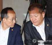 대화하는 추경호 경제부총리와 이상민 장관