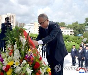 우의탑에 헌화하는 중국 리훙중 전인대 상무위 부위원장