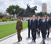 중국 정부대표단, 전승기념관 참관