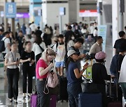 휴가철 시작에 붐비는 인천공항