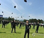 임관 자축하는 신임 부사관들