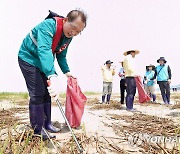 조승환 장관, 낙동강하구 무인 도서 집중호우 유입 재해 쓰레기 수거