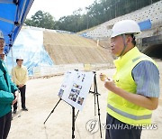 조승환 장관, 부산항 신항 건설 현장 방문