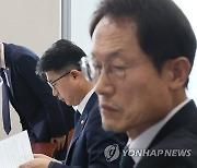 현안보고 마치며 인사하는 이주호 부총리 겸 교육부 장관