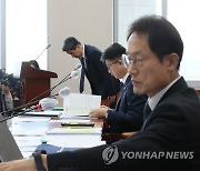 현안보고 마치며 인사하는 이주호 부총리 겸 교육부 장관