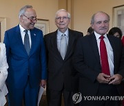 미국 방문한 멜로니 伊총리 "왜 삼색 국기죠?" 질문에 진땀