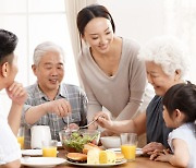 무조건 적게 먹으면 좋을까?...단백질 균형이 장수 비결(연구)