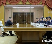 북한 김정은, 중국 대표단 접견·연회 초대…'백두혈통' 김여정 연설도