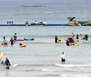 "오길 잘했어" 제주에 피서객 북적…해수욕장마다 '축제'