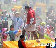 '바다로 산으로'…폭염 속 강원 해수욕장·축제장 피서 인파