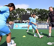 맨체스터 시티 코친진에게 기술 배우는 여자축구 꿈나무들