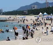 펄펄 끓는 날씨…전국 바다·물놀이장 인산인해