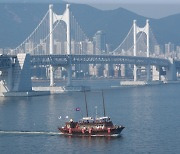 212년만의 항해... 대한해협 건너는 '조선통신사선'