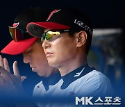 염경엽 감독 ‘잘하고 있어’ [MK포토]