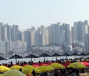 피서 절정 부산 광안리해수욕장에 뜬 블랙이글스