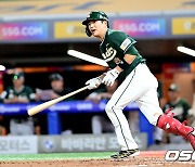 8회 귀중한 1타점 2루타 뽑아내는 SSG 김민식 [사진]