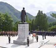 중국 정부대표단, 중국인민지원군열사릉원에 헌화