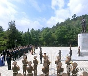 중국 정부대표단, 중국인민지원군열사릉원에 헌화