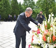 중국 정부대표단, 중국인민지원군열사릉원에 헌화