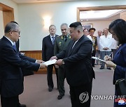 시진핑, 김정은에게 친서…"우리는 피로써 위대한 전우애 맺어"