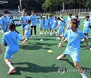 여자 축구 꿈나무들 가르치는 맨시티 코치진들