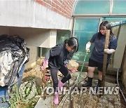 "수재민 아픔 달래요" 폭염 속 충북서 수해복구 작업 이어져