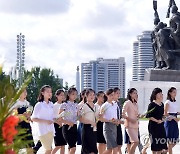 북한 주민들, 전승절 70주년 맞아 김일성·김정일동상에 헌화