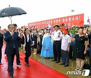 북한 주민 인사 받으며 평양 떠나는 중국 대표단