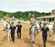 북한 전쟁 노병들, 양덕온천서 승마… '전승절' 행사 뒤 휴식