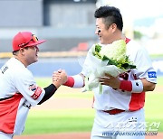 [포토] 김선빈에 축하 꽃다발 받는 최형우