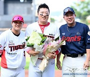 [포토] 1500타점 달성 최형우, 양 팀 주장에게 축하 받아요