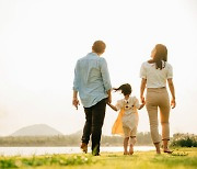 이래도 하지 마?…나이 들수록 삶의 만족도 ‘기혼자 > 미혼자’