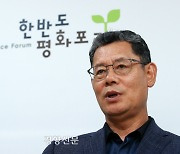 김연철 “남·북·미 군사적 자제 기대 어려워···평화체제 논의로 충돌 막아야”[정전70년]