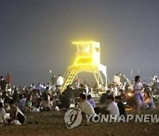 폭염 속 열대야도 기승, 피서지마다 인파 북적···“물 많이 마시세요”