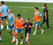 Injured De Bruyne completes City training in Seoul