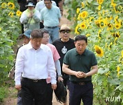 [포토]태백 해바라기축제 찾은 이상호 태백시장과 이종우 서귀포시장