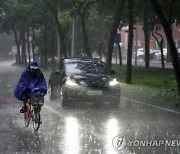 중국도 12년만에 폭우 적색경보…태풍 ‘독수리’로 베이징 서우두공항 항공편 37편 취소